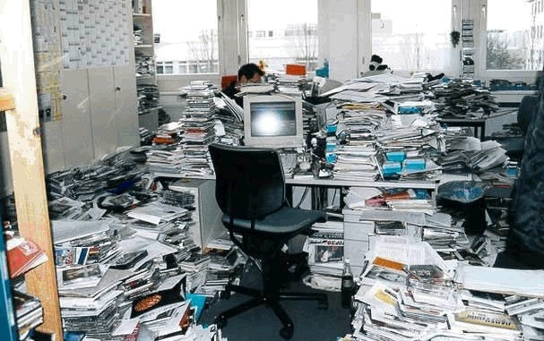 Mesa de trabalho revela perfil do profissional